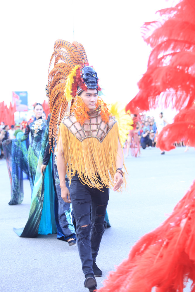 Dàn người mẫu mặc trang phục rực rỡ diễu hành trên đường phố